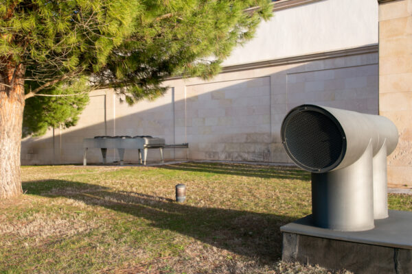 Chimeneas exteriores en bodega Rioja Vega