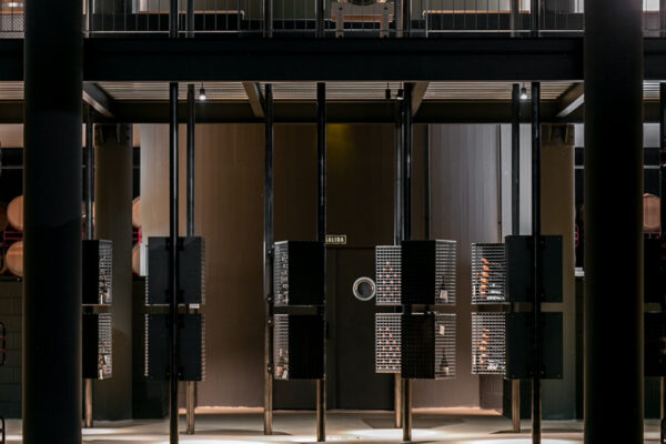Fotografía arquitectónica sala de crianza en bodega