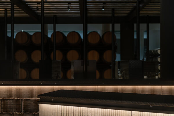Fotografía arquitectónica sala de crianza en bodega