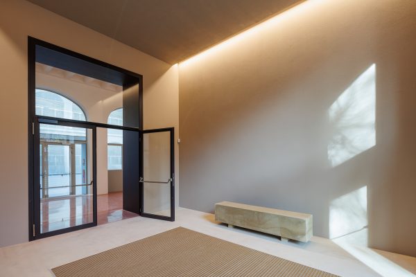Puerta de entrada Este. Fotografía de arquitectura