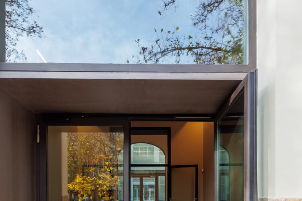 Puerta de entrada Este. Fotograía reflejos en arquitectura