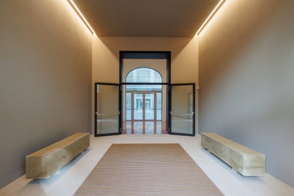 Puerta de entrada Este. Fotografía de arquitectura